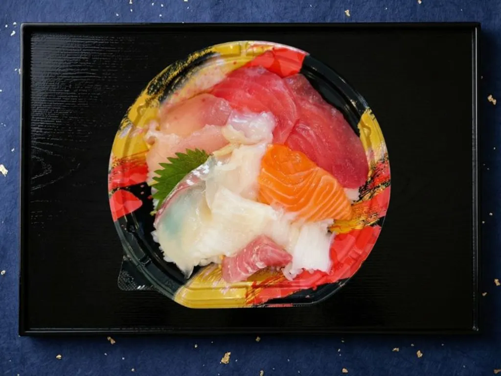 日替わり丼 - その日一番の新鮮なネタを豪快に盛り付けた海鮮丼