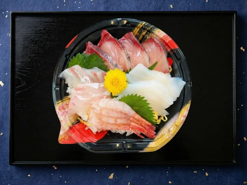 地魚丼 - 金沢港直送の新鮮な地魚をたっぷり使った海鮮丼