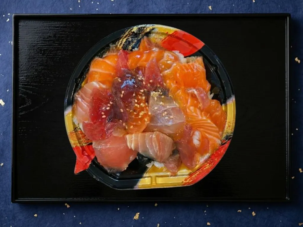 海鮮ポキ丼 - 特製ダレとゴマ油が香るハワイ風海鮮丼