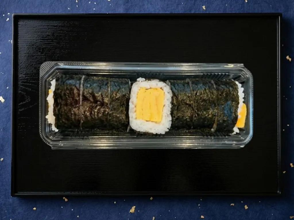 玉子焼き太巻き - 出汁の効いた自家製玉子焼きを豪快に巻いた太巻き