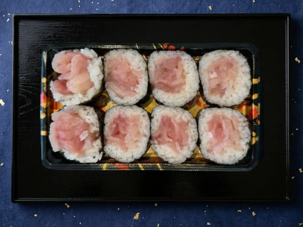 贅沢トロびんちょう鮪太巻き - 脂の乗ったトロびんちょうマグロを贅沢に使用